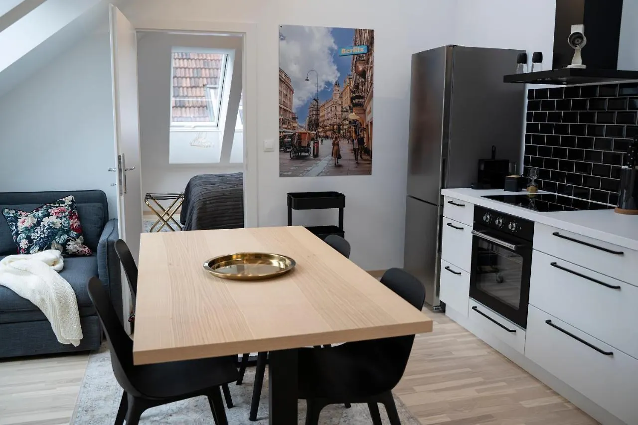 Stilvolle Dachgeschosswohnungen Mit Balkon In Innenstadt Naehe Wien Österreich