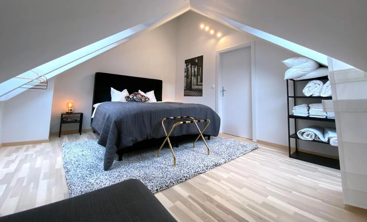 Stilvolle Dachgeschosswohnungen Mit Balkon In Innenstadt Naehe Wien 0*,
