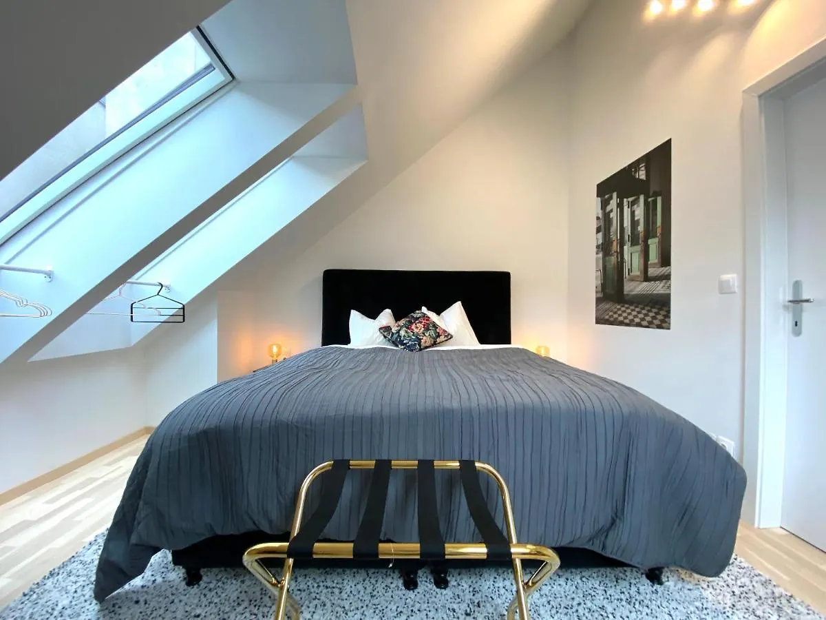 Apartment Stilvolle Dachgeschosswohnungen Mit Balkon In Innenstadt Naehe Wien Österreich
