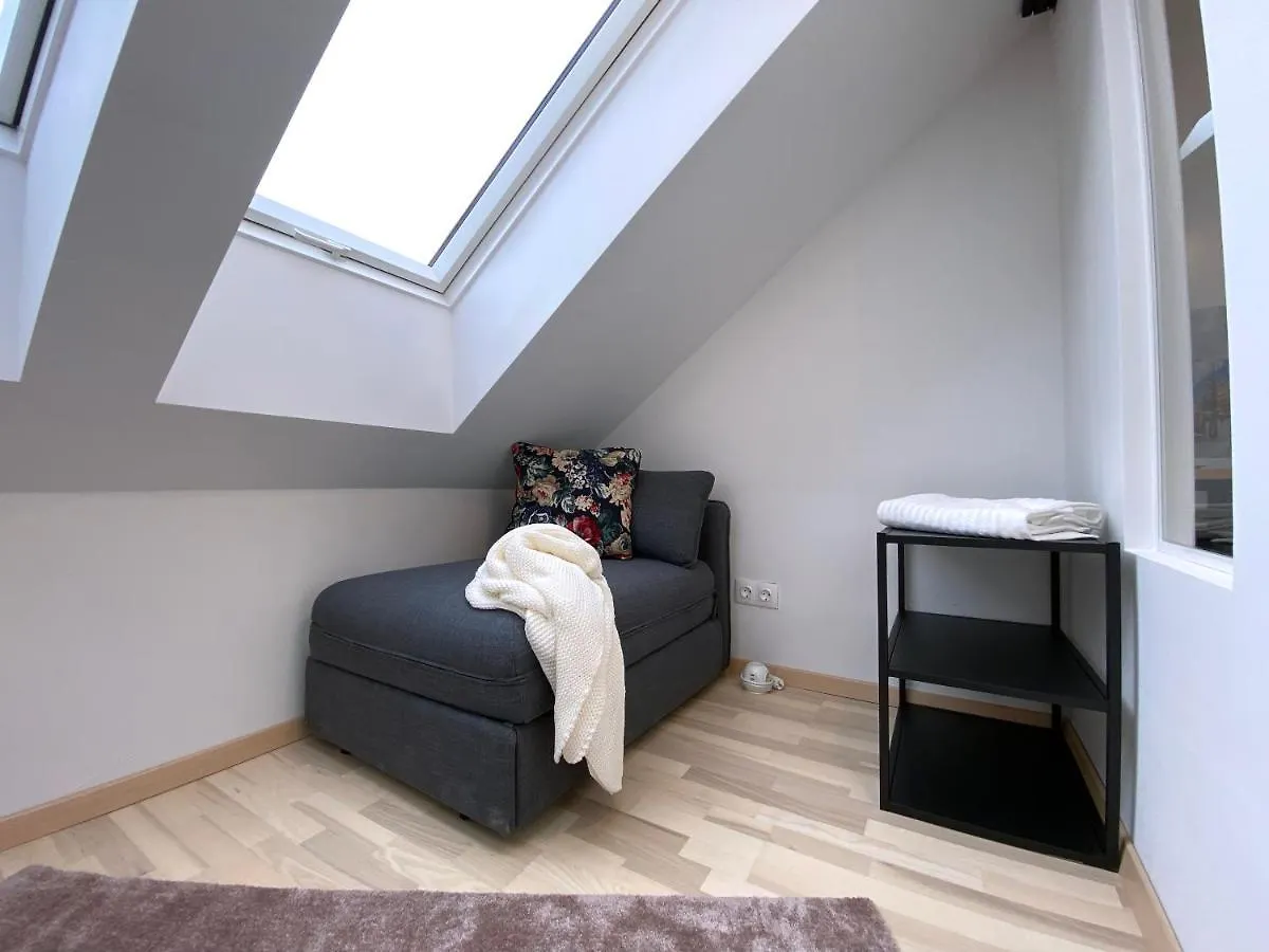 Apartment Stilvolle Dachgeschosswohnungen Mit Balkon In Innenstadt Naehe Wien