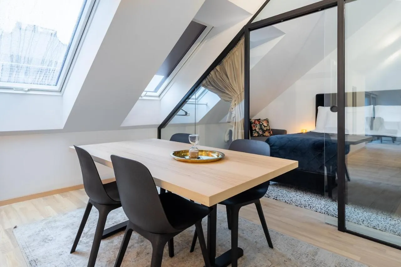 Stilvolle Dachgeschosswohnungen Mit Balkon In Innenstadt Naehe Wien