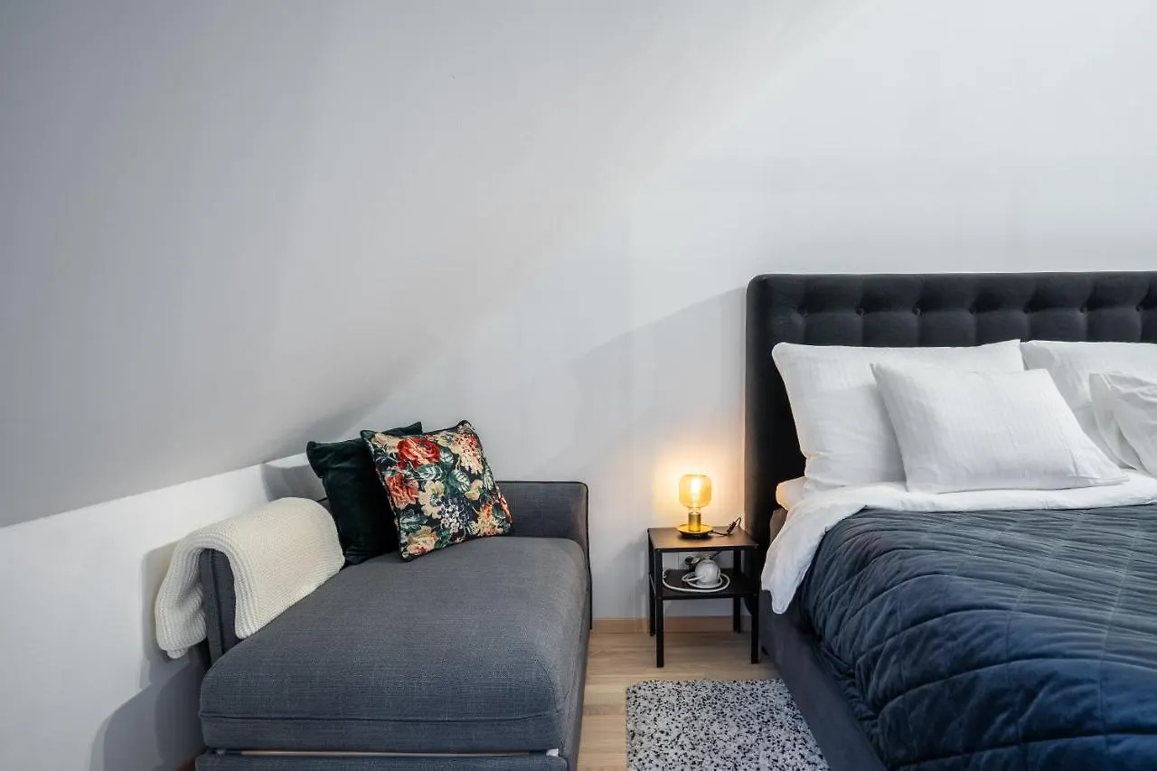 Apartment Stilvolle Dachgeschosswohnungen Mit Balkon In Innenstadt Naehe Wien