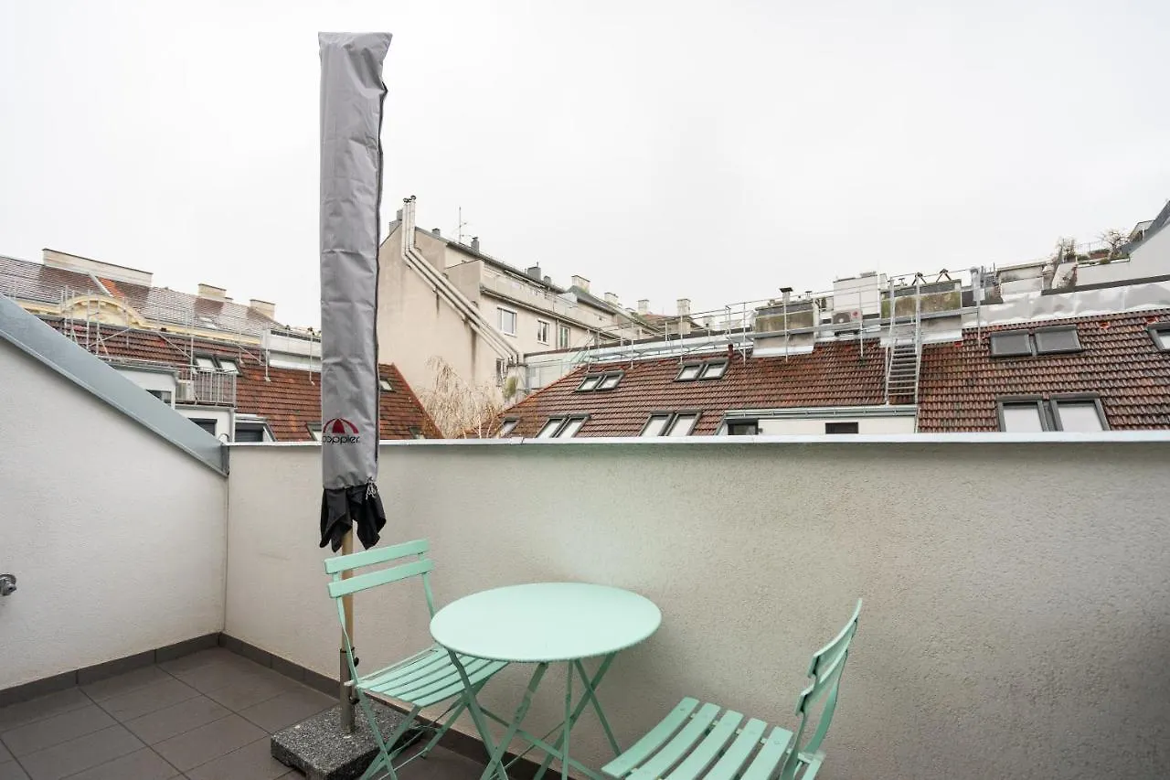 Apartment Stilvolle Dachgeschosswohnungen Mit Balkon In Innenstadt Naehe Wien