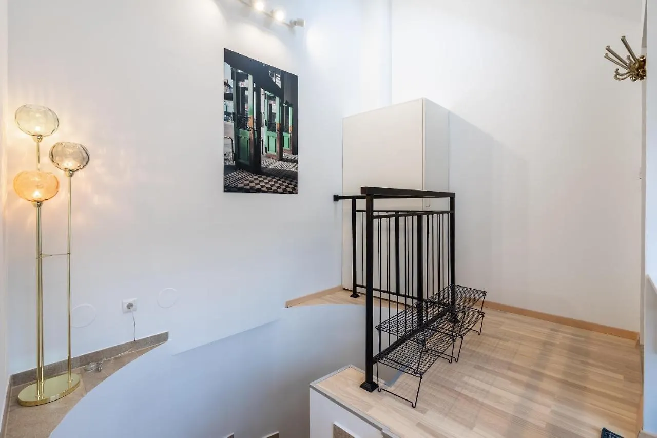 Stilvolle Dachgeschosswohnungen Mit Balkon In Innenstadt Naehe Wien Apartment