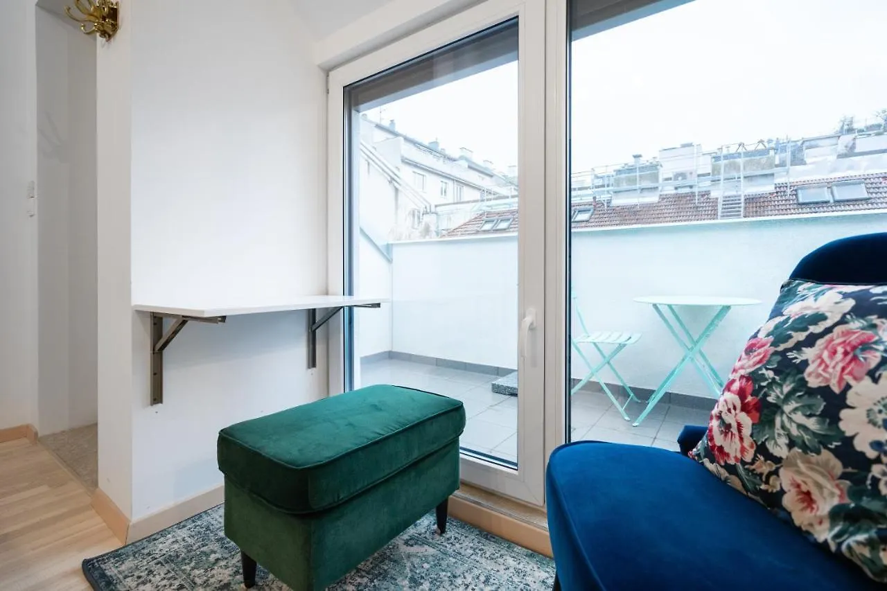 Stilvolle Dachgeschosswohnungen Mit Balkon In Innenstadt Naehe Wien 0*,  Österreich