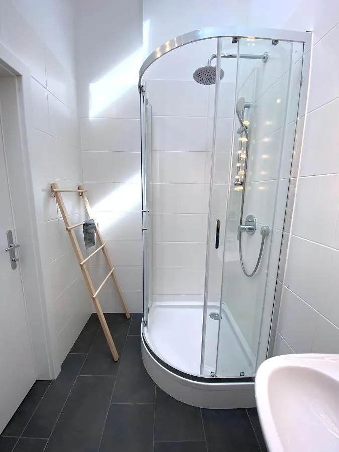 Apartment Stilvolle Dachgeschosswohnungen Mit Balkon In Innenstadt Naehe Wien Österreich