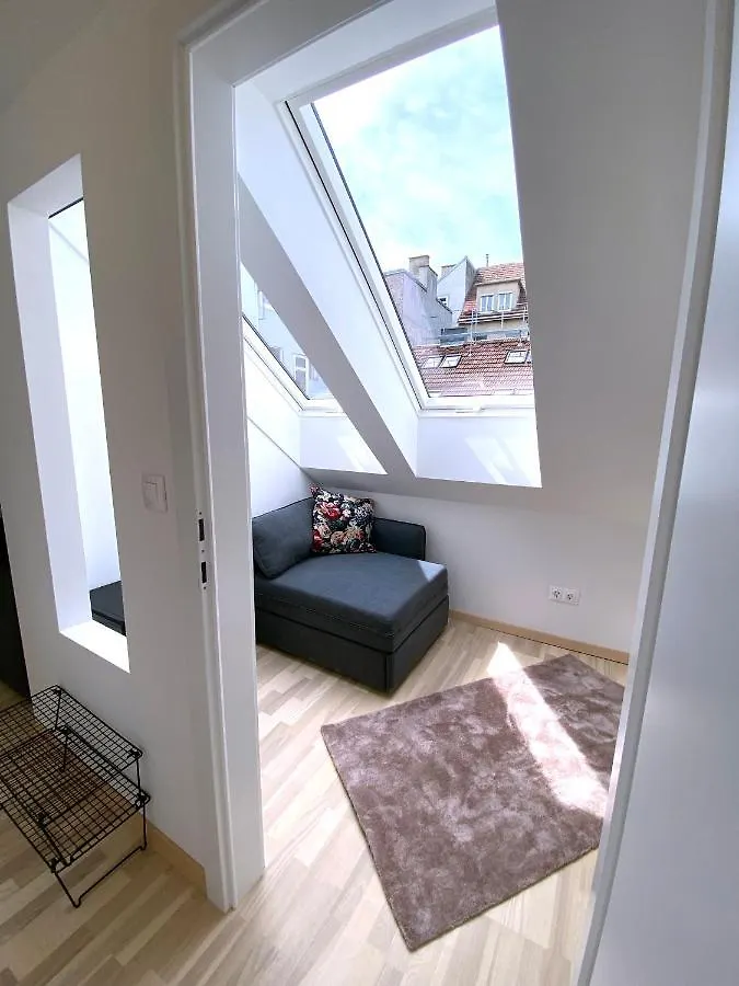 Stilvolle Dachgeschosswohnungen Mit Balkon In Innenstadt Naehe Wien 0*,