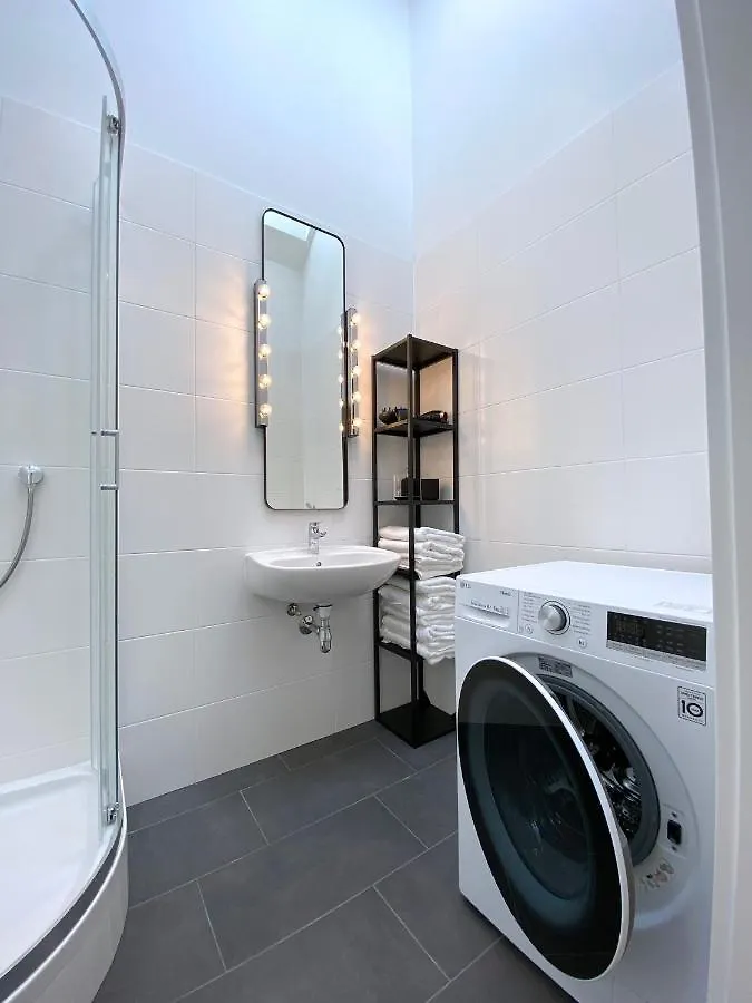 Stilvolle Dachgeschosswohnungen Mit Balkon In Innenstadt Naehe Wien Apartment