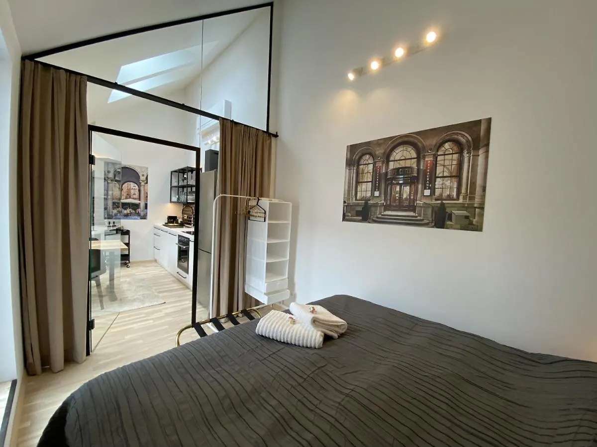 Stilvolle Dachgeschosswohnungen Mit Balkon In Innenstadt Naehe Wien Österreich