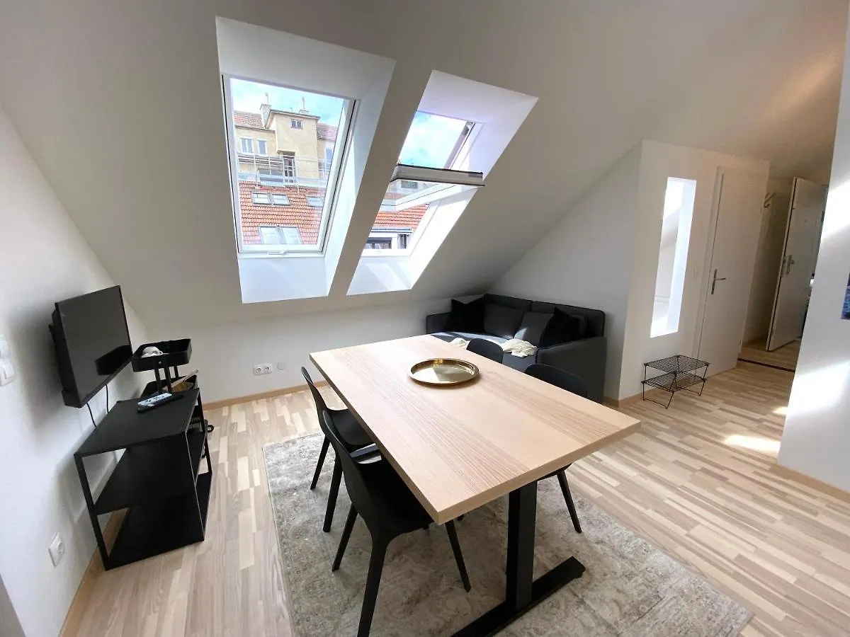 Stilvolle Dachgeschosswohnungen Mit Balkon In Innenstadt Naehe Wien