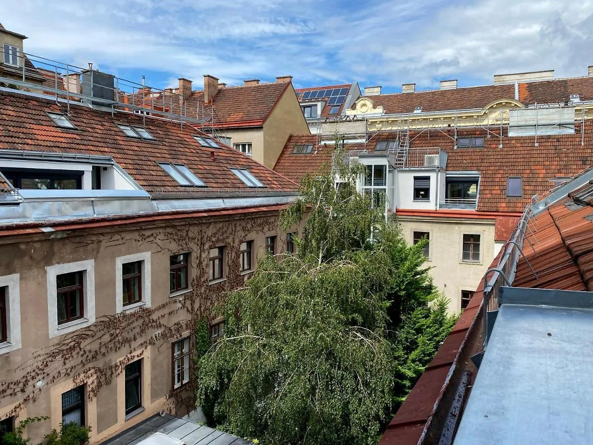 Stilvolle Dachgeschosswohnungen Mit Balkon In Innenstadt Naehe Wien