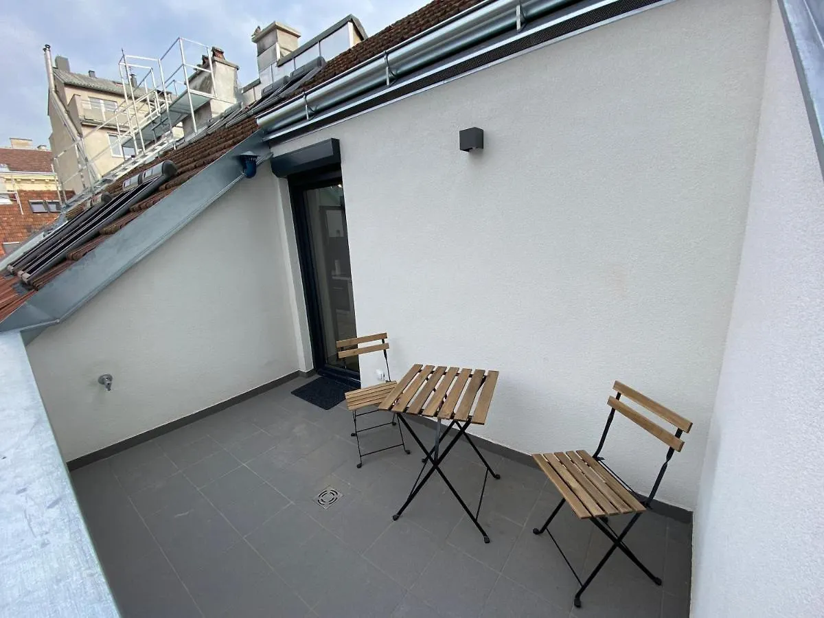 Apartment Stilvolle Dachgeschosswohnungen Mit Balkon In Innenstadt Naehe Wien