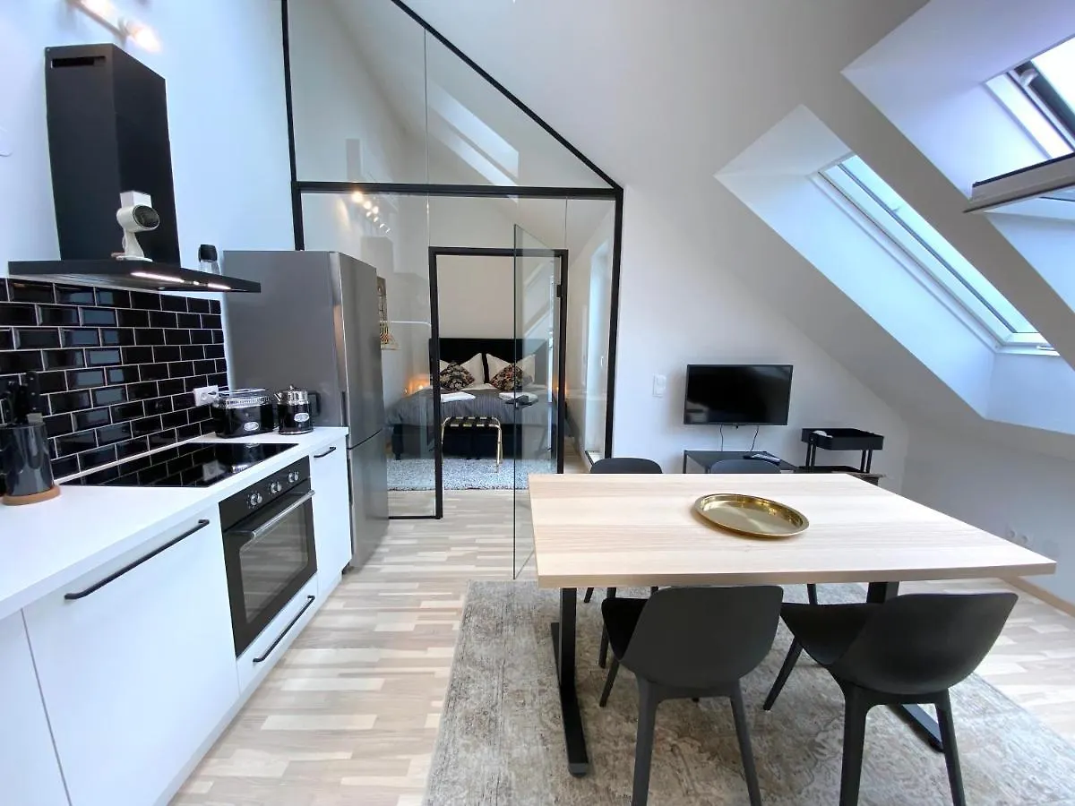 Apartment Stilvolle Dachgeschosswohnungen Mit Balkon In Innenstadt Naehe Wien Österreich