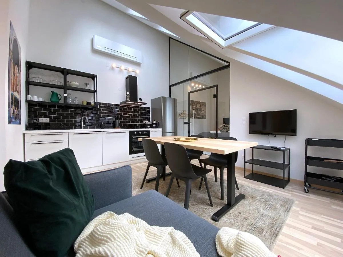 Stilvolle Dachgeschosswohnungen Mit Balkon In Innenstadt Naehe Wien Österreich