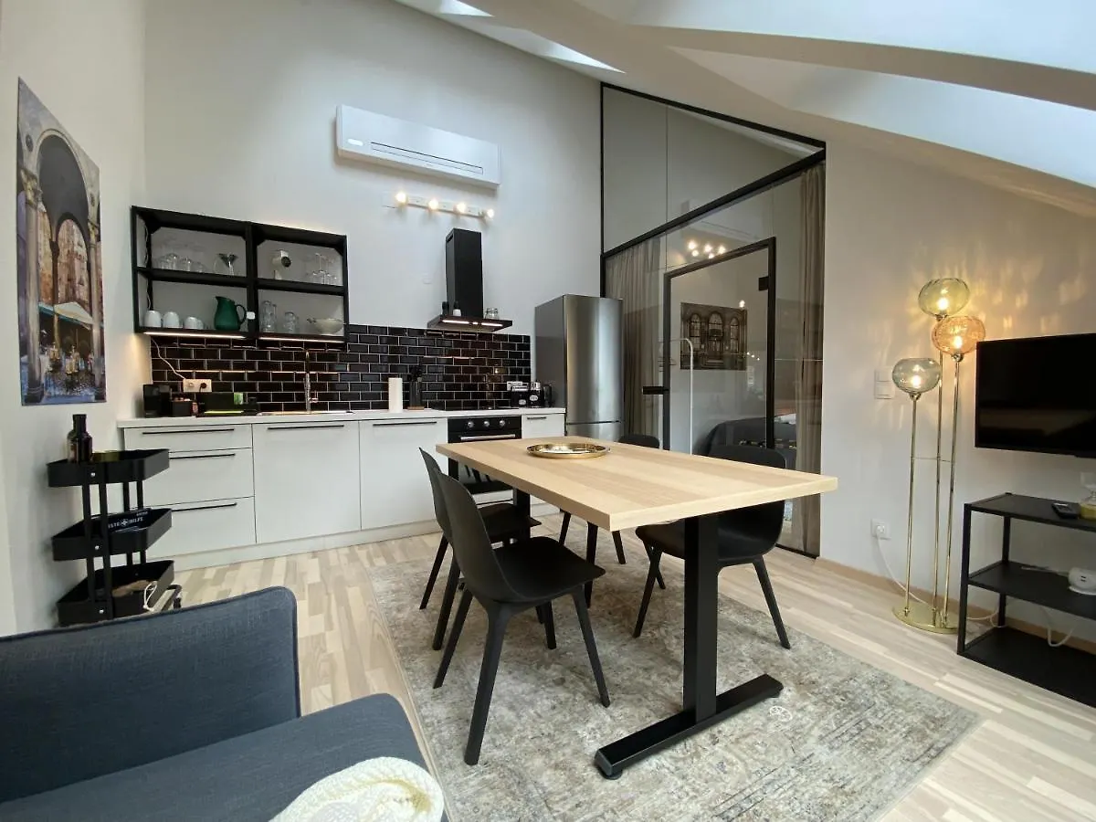 Stilvolle Dachgeschosswohnungen Mit Balkon In Innenstadt Naehe Wien Apartment